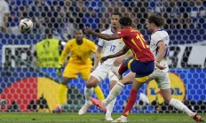 B体育官网入口-包含球场充满激烈气氛，胜利荣誉即将拥有新主人的词条