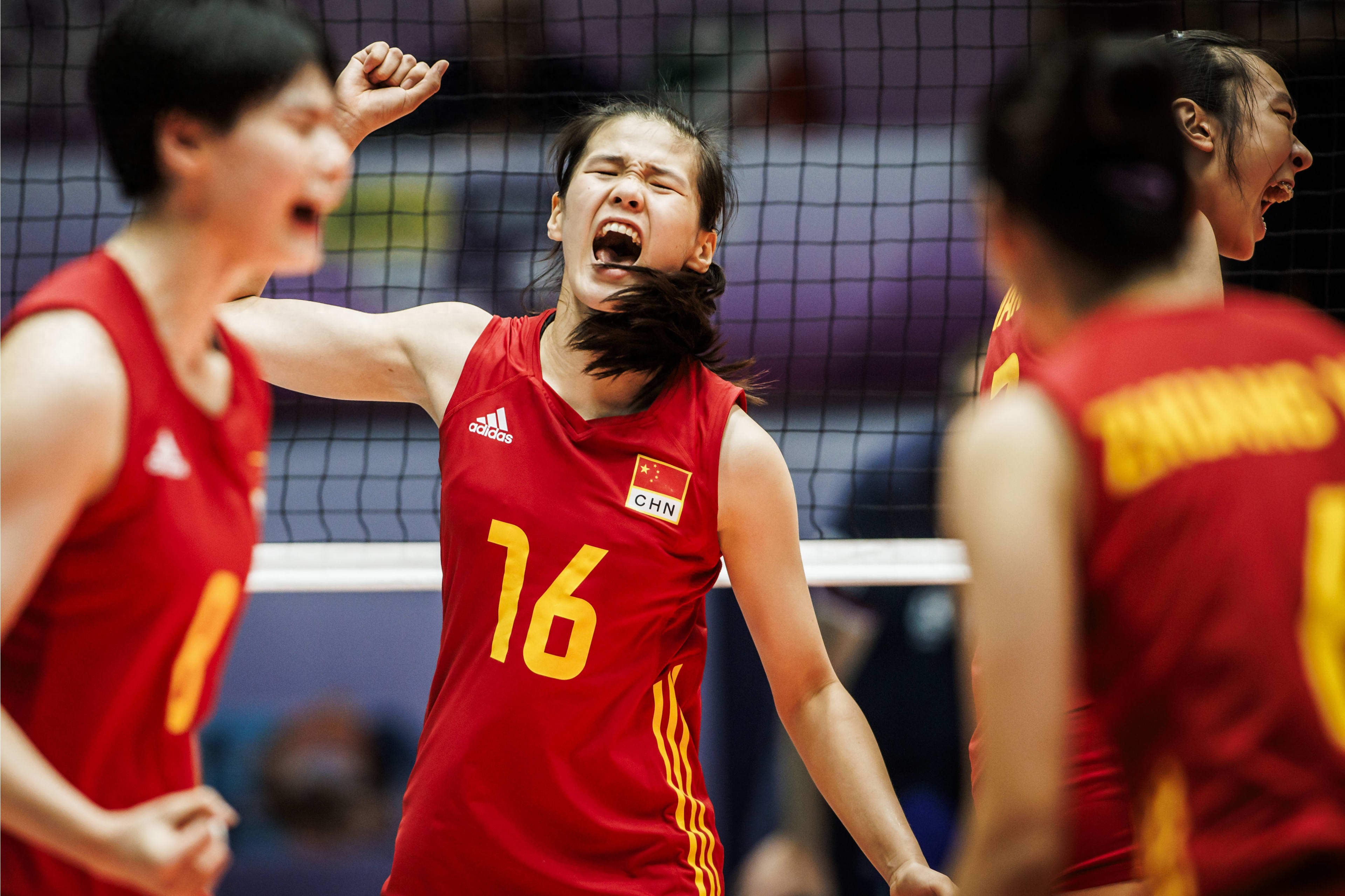 女排比赛中中国选手拼搏夺冠