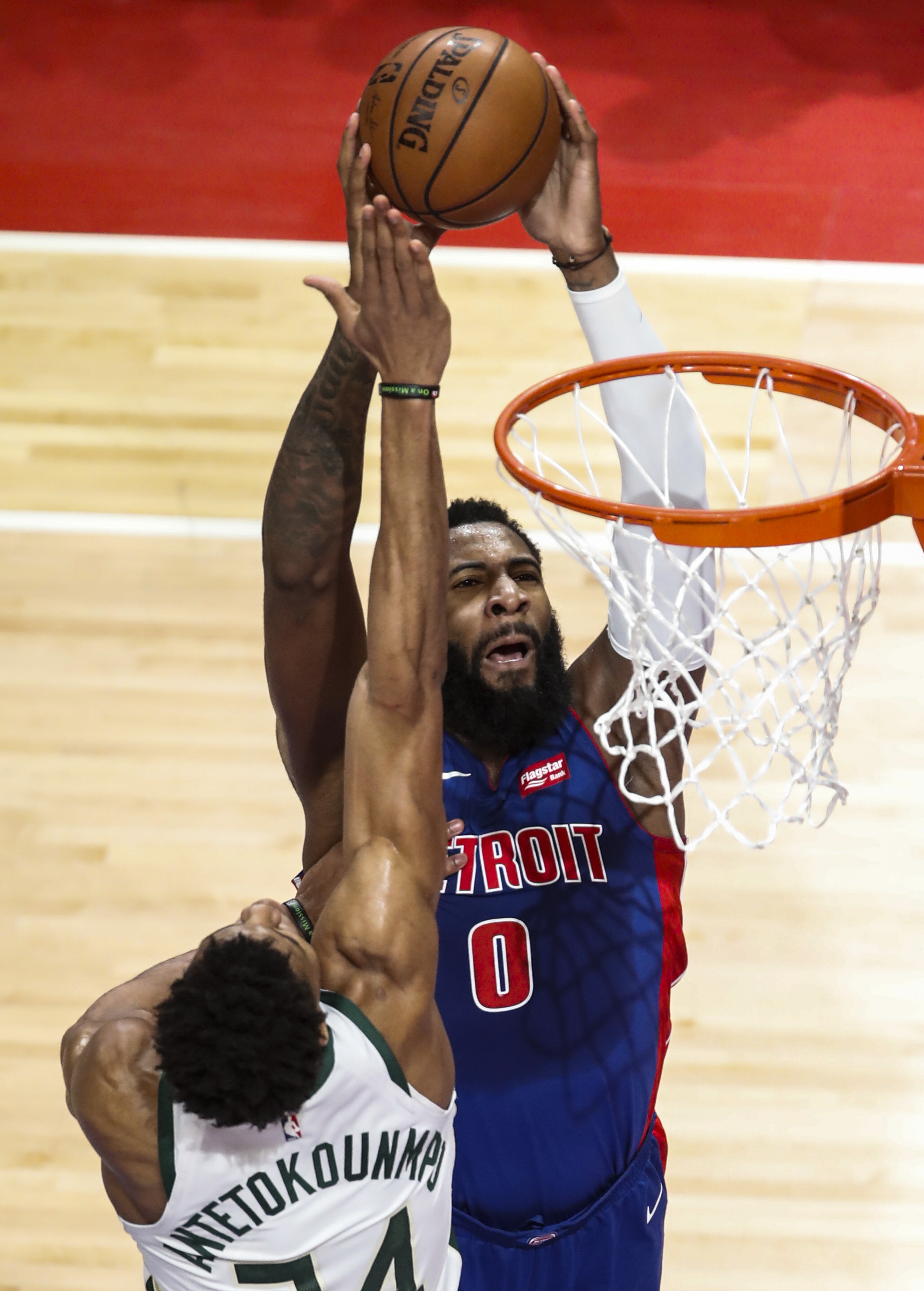 活塞负雄鹿,德拉蒙德表现平平 活塞负雄鹿,德拉蒙德表现平平