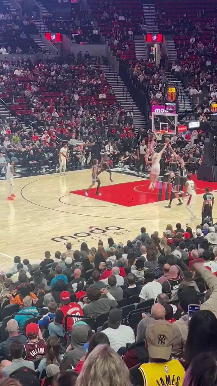 精彩进球瞬间引发球迷狂热，场外掌声不绝的简单介绍