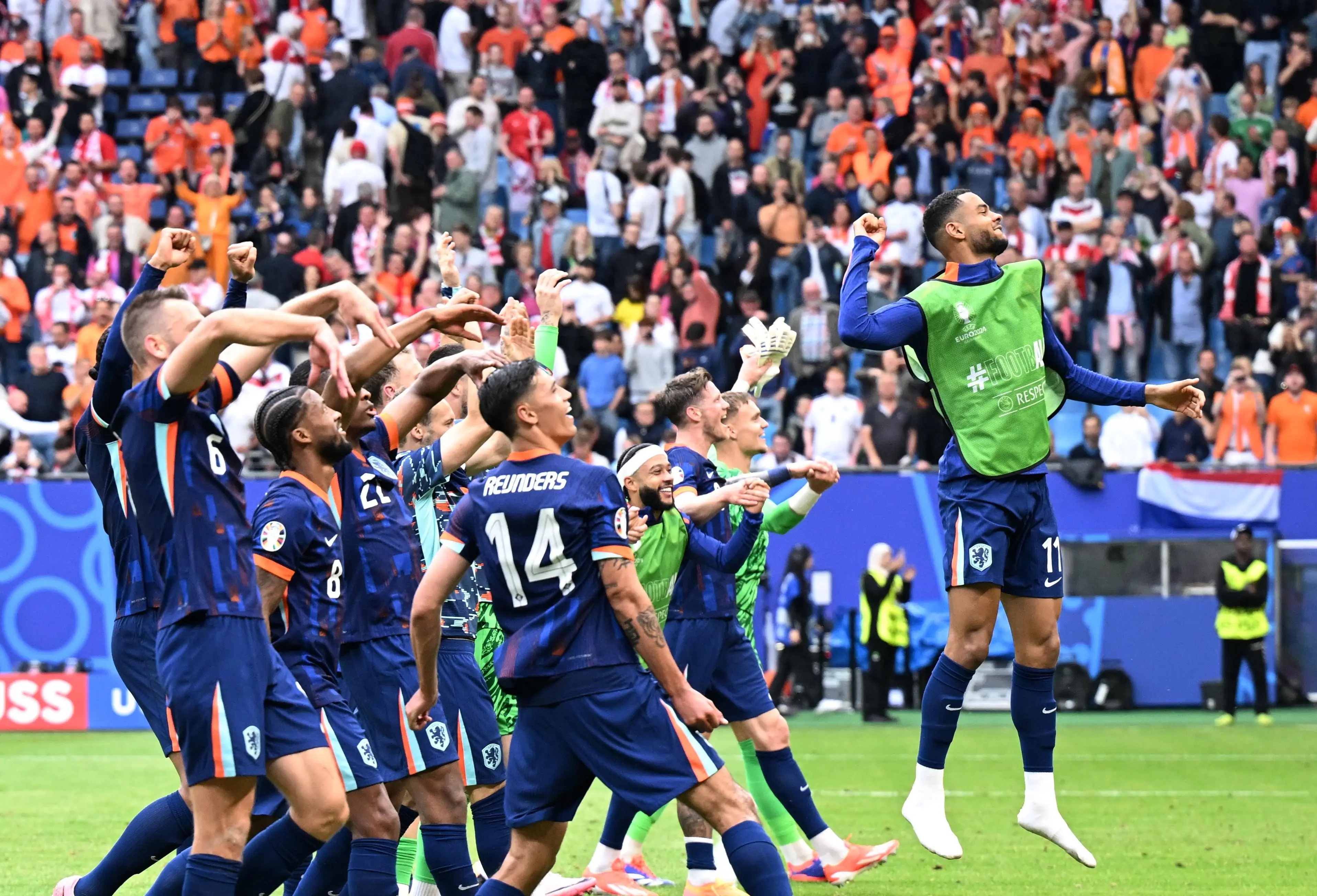 欧洲球队团结一心，赢得胜利晋级的简单介绍