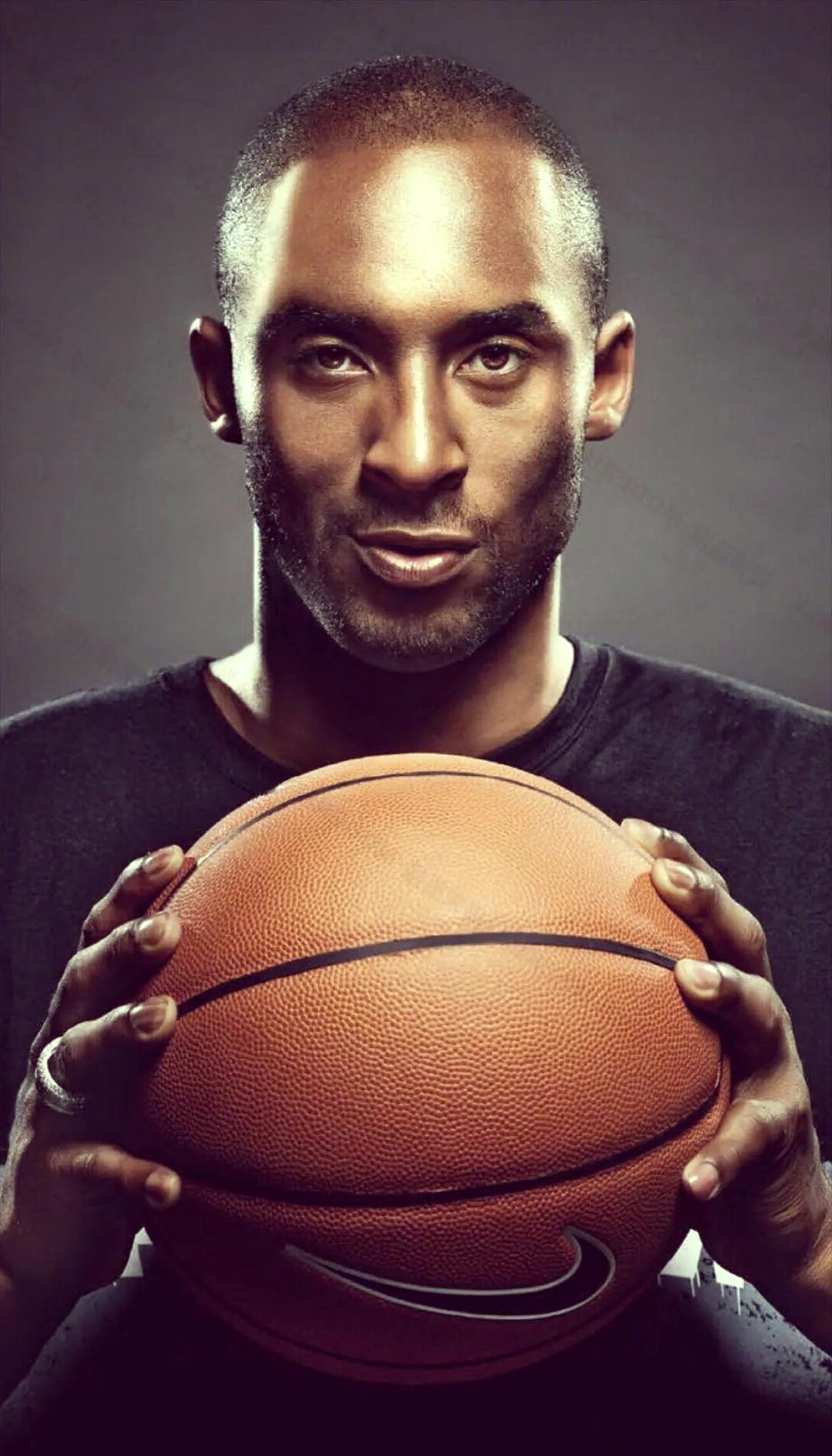 科比生涯经典瞬间回顾：历经风雨，传奇永存的简单介绍